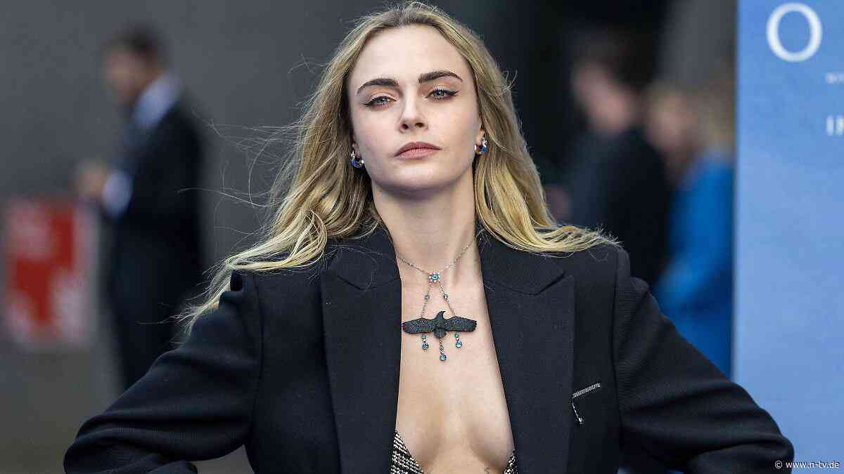 Da errötet sogar Charles: Cara Delevingne lässt tief blicken