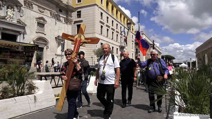 Migliaia di fedeli in Piazza San Pietro nel giorno del conclave: le voci dell’attesa