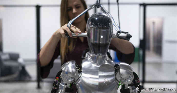 Amazon presenta i nuovi robot con “capacità tattile umana” per i suoi magazzini. Timori per i posti di lavoro