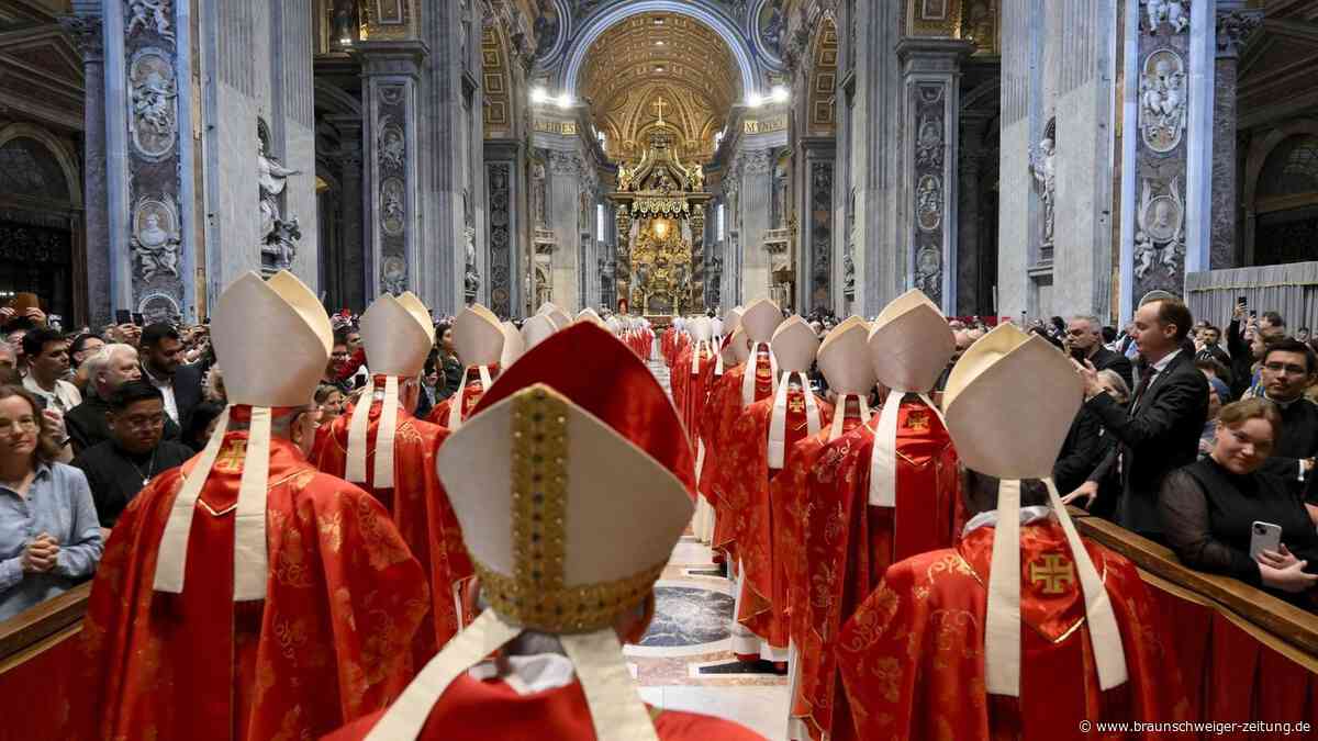 Konklave eröffnet – Kardinäle ziehen in Sixtinische Kapelle