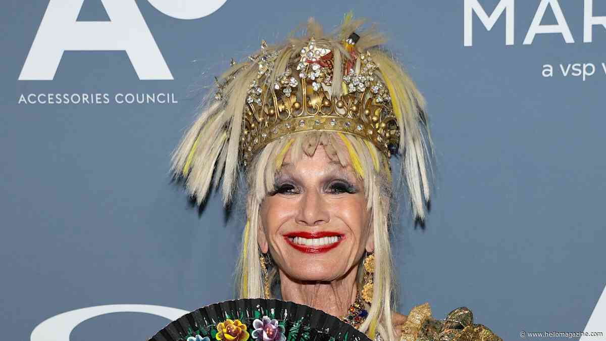 Betsey Johnson delights fans doing the splits on red carpet ahead of major honor