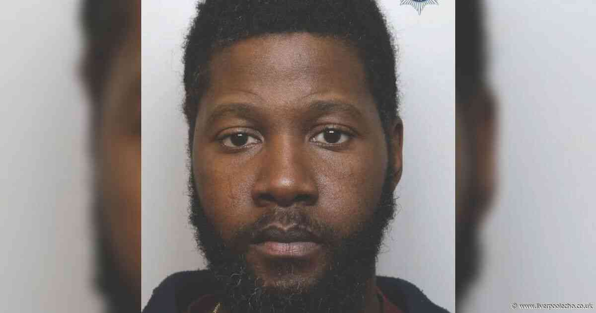 He strangled his girlfriend after looking at her phone