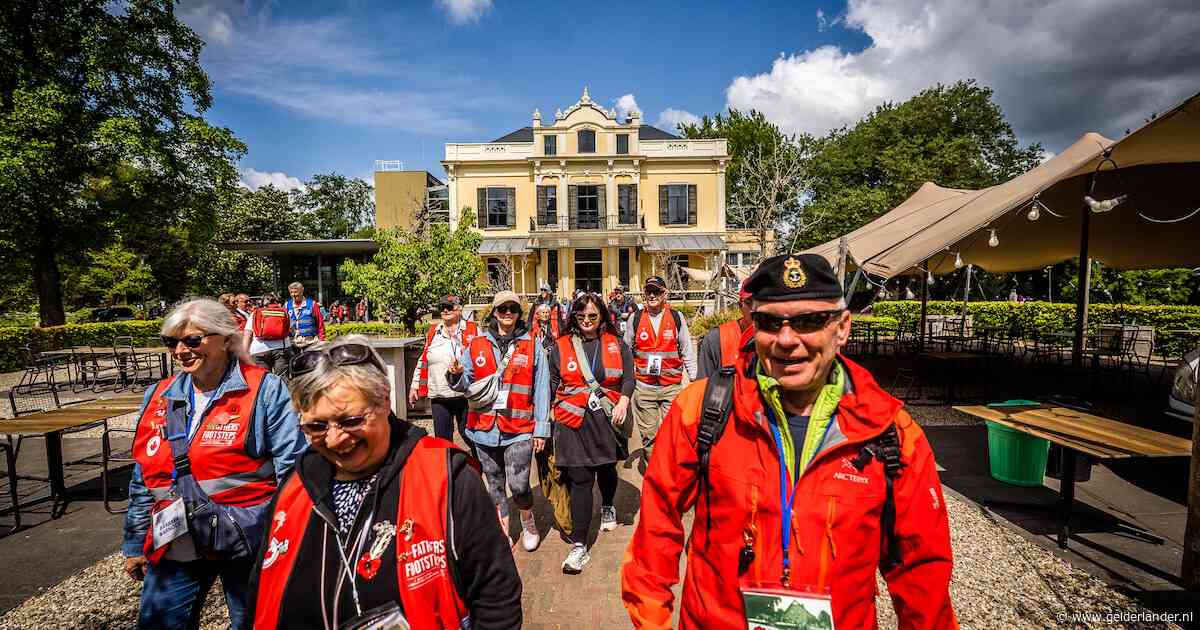Canadezen volgen voetsporen van familie bij herdenking in Oosterbeek: ‘Wat ze hebben doorstaan, is eigenlijk niet te bevatten’