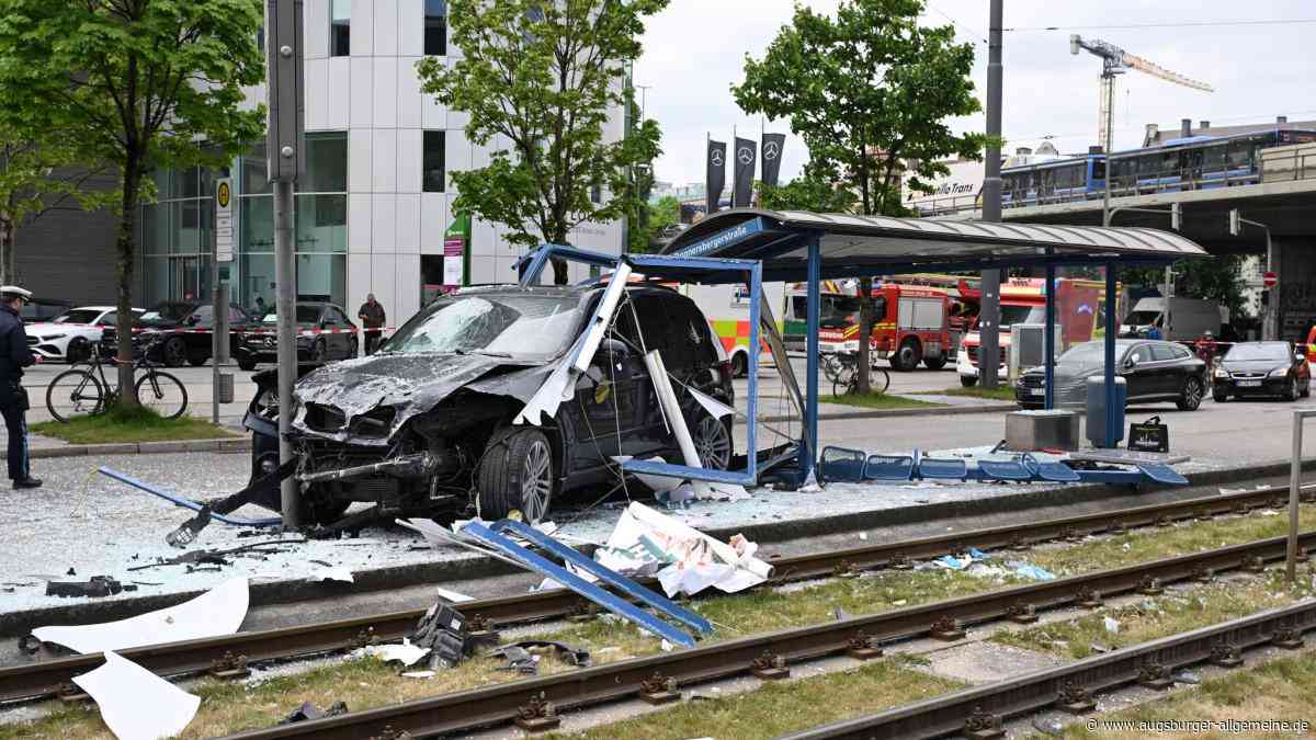 Großeinsatz in München: Autofahrer in Haltestelle gefahren – sieben Verletzte