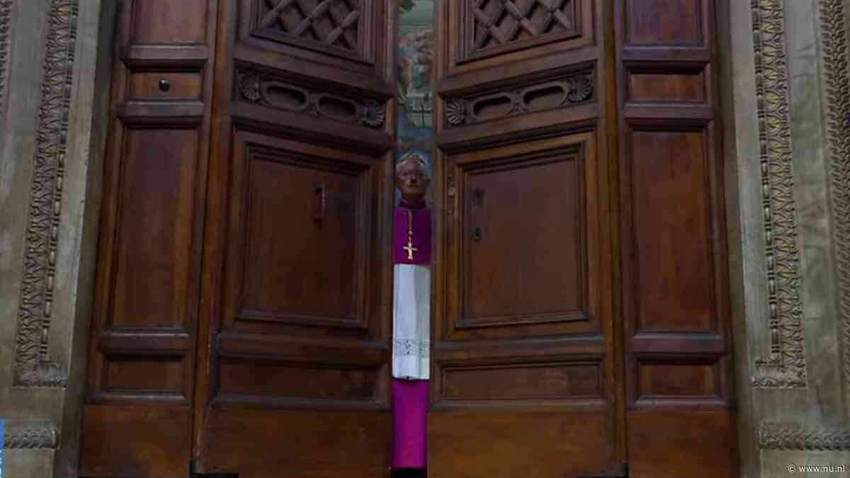 Live conclaaf | Rook kan ieder moment opstijgen uit Sixtijnse Kapel