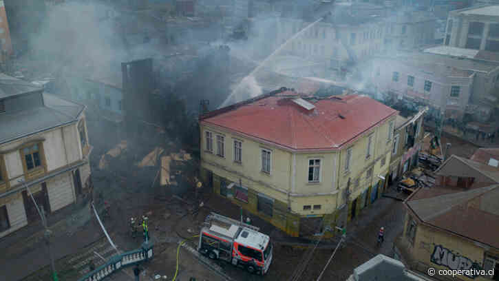 Incendio en Barrio Puerto de Valparaíso deja dos desaparecidos