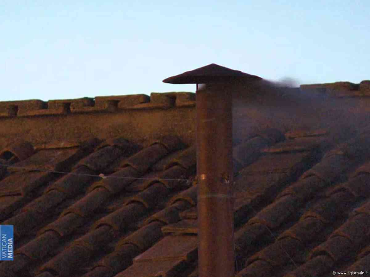 Conclave, la prima fumata è nera. Domani il nuovo voto 