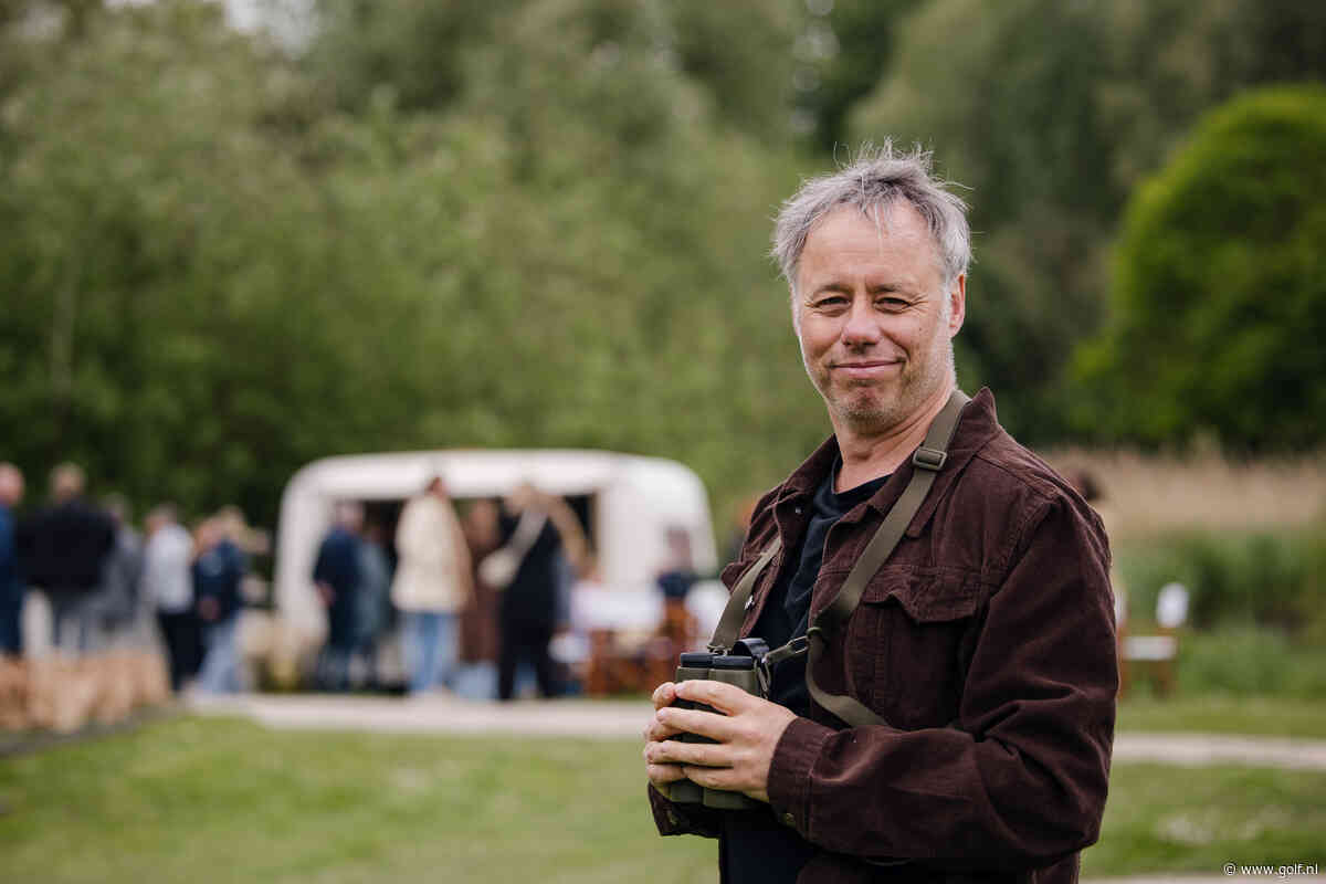 Met andere ogen en oren zonder clubs door de golfbaan: ‘Vogels kijken doe je met je oren’