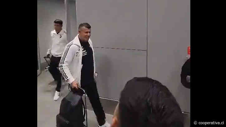 [VIDEO] "Hay que mojar la camiseta": Así recibieron a Colo Colo en Santiago