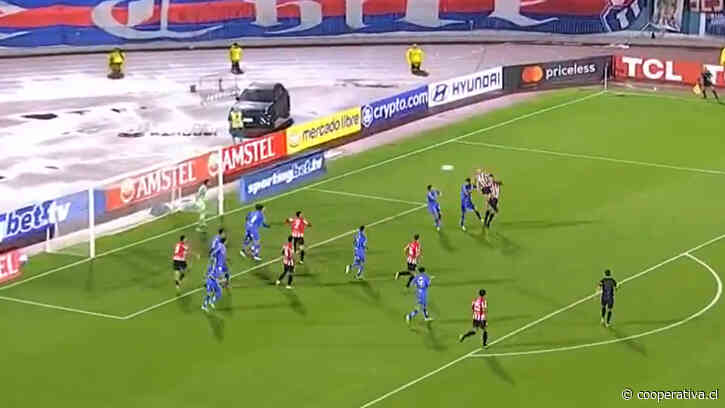 [VIDEO] Santiago Ascacíbar ganó en el área de la U y anotó el 2-0