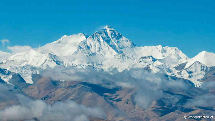 Nepal se prepara para endurecer acceso al Everest en nuevo proyecto de ley
