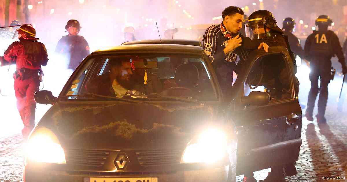 Auto rijdt in op voetbalfans na Champions League-duel in Parijs, drie gewonden