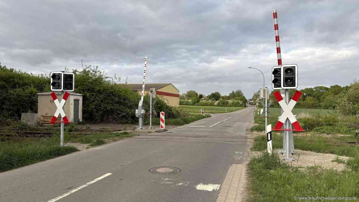 Bahnübergang gesperrt: Nicht nur Feuerwehr hat Fragen