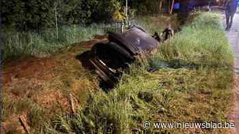 Auto belandt in gracht in Neeroeteren