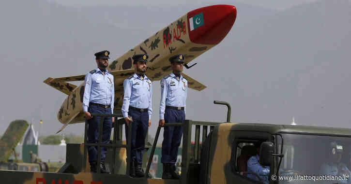 Guerra India-Pakistan. Bombe atomiche, sottomarini, cacciabombardieri e truppe: il confronto tra gli eserciti