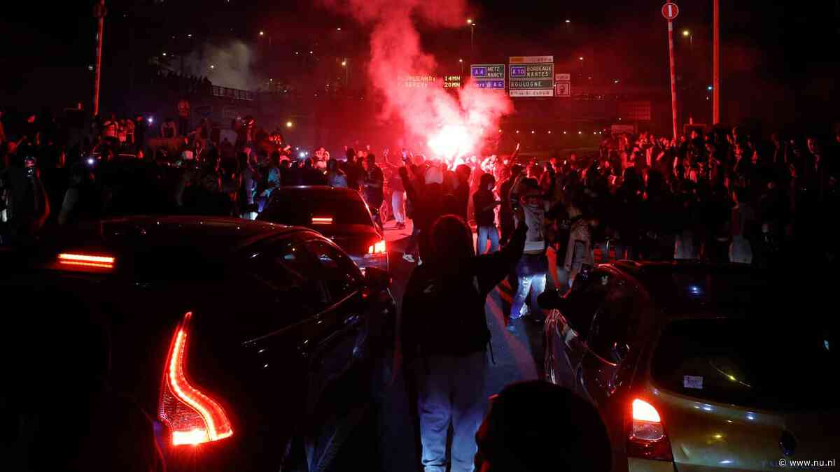 Drie gewonden doordat auto inrijdt op voetbalfans bij ongeregeldheden in Parijs