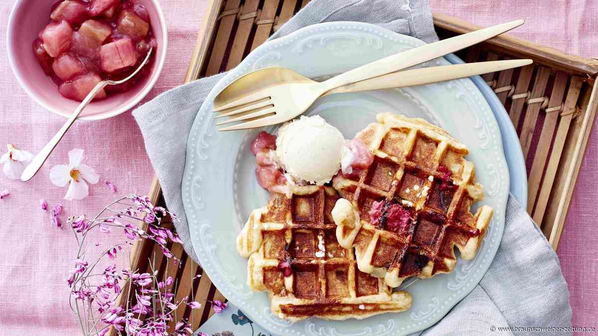 Frühstück ist fertig: Belgische Waffeln mit Rhabarberkompott