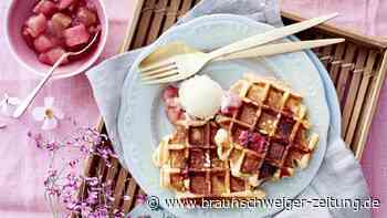 Frühstück ist fertig: Belgische Waffeln mit Rhabarberkompott