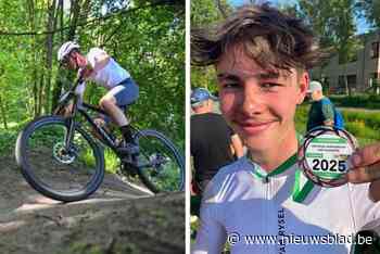Daan (16) brak scheen- en kuitbeen, voet en enkel, maar raakte fit voor mountainbike-kampioenschap: “Blij met mijn zilveren medaille”