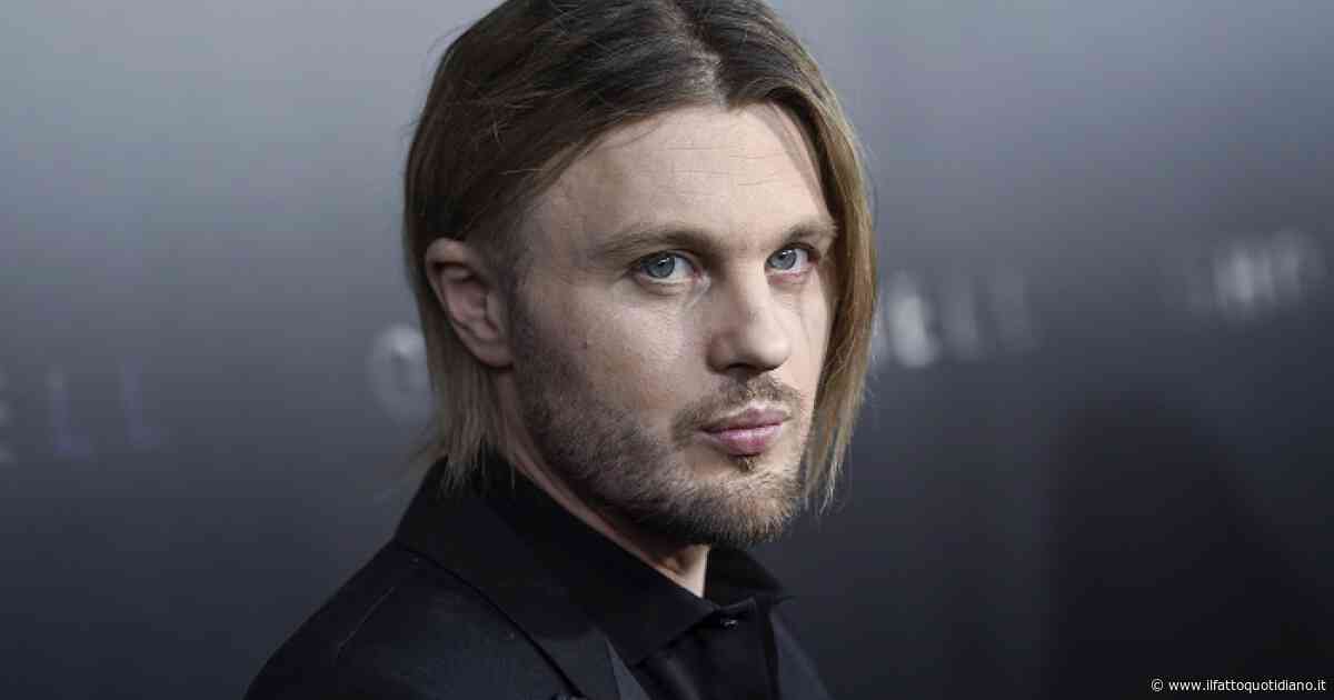 “L’ex fidanzata è stata picchiata con un blocco di cemento, aggredita sessualmente e poi strangolata”: Michael Pitt è stato arrestato e portato in tribunale