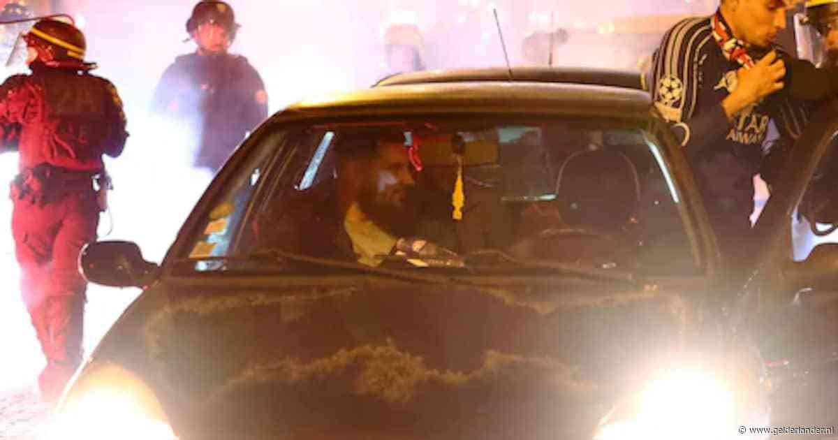KIJK | Auto rijdt na Champions League-duel in op feestende fans