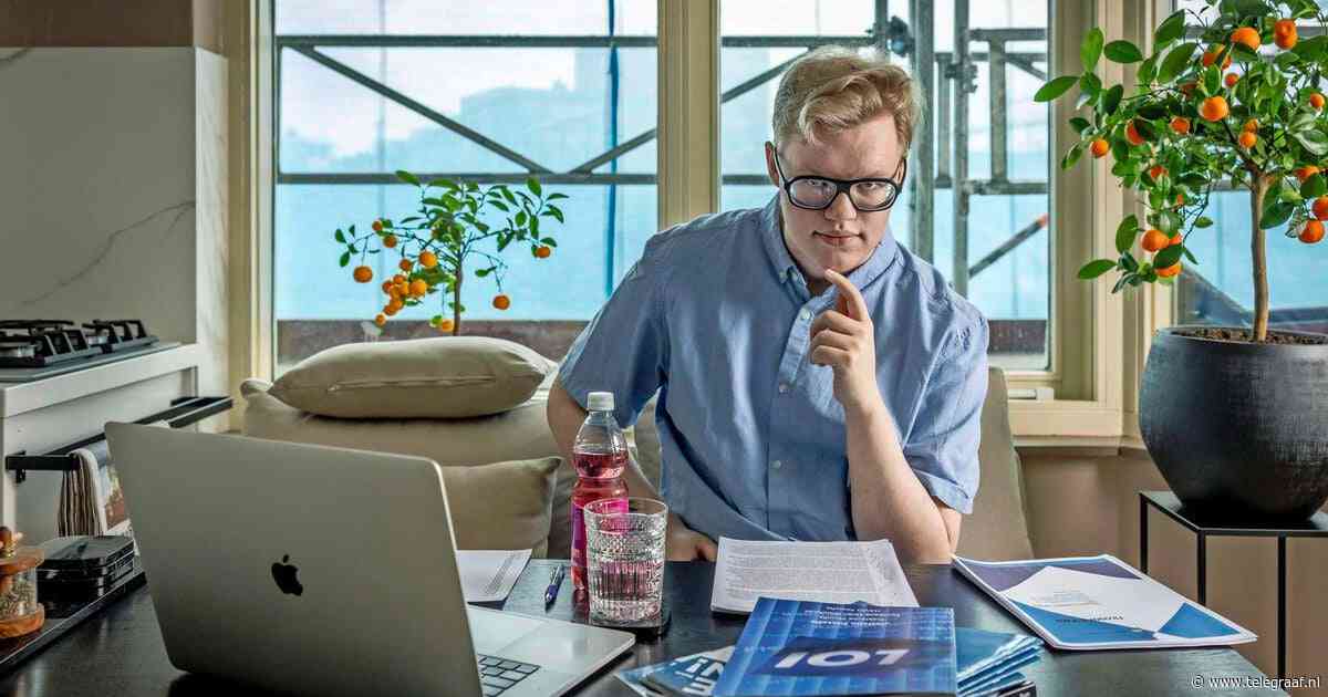 Elijah (21) heeft autisme en mag daarom zijn eindexamen thuis doen: ’Op mijn vorige school dachten ze dat ik dom was’