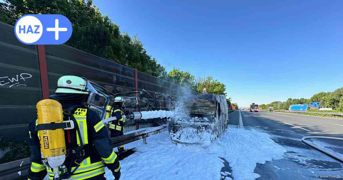 Transporter brennt auf der A2 bei Hannover – Fahrbahn wieder frei