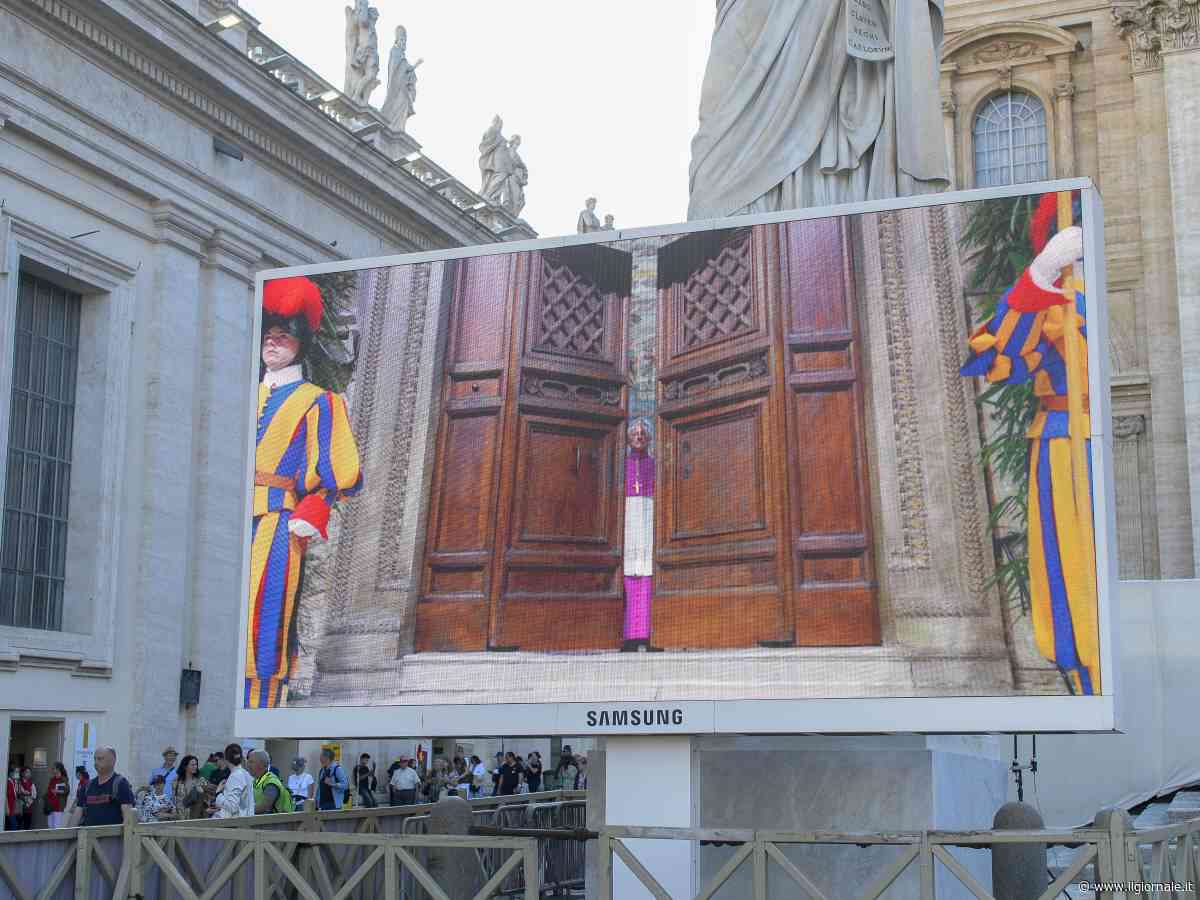 Conclave, seconda fumata nera. Il cardinale Re: "Auspico bianca entro stasera"