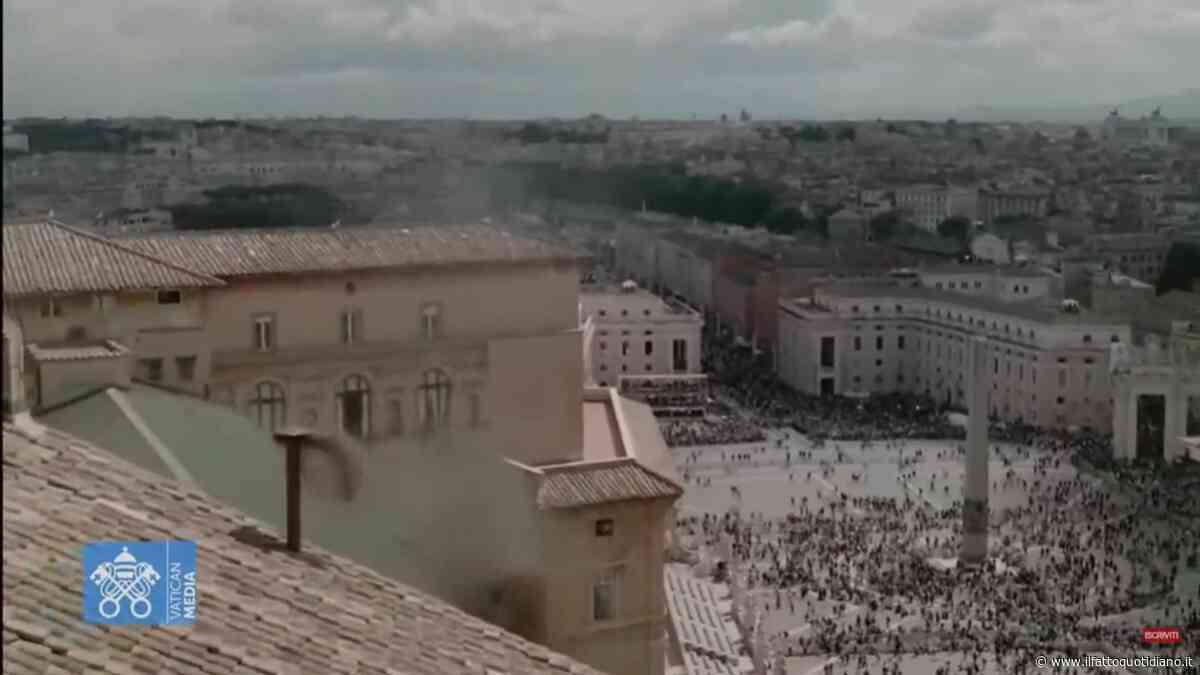 Conclave, il video della seconda fumata nera: la reazione dei fedeli in piazza San Pietro