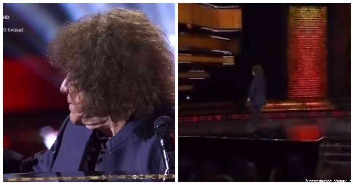 “Non vado avanti, la vorrei rifare”: Riccardo Cocciante sbaglia le parole di “Era già tutto previsto” ai David di Donatello e se ne va – VIDEO