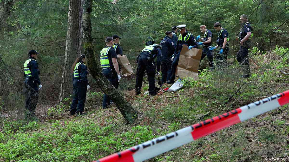 Kleidungsreste in der Nähe: Menschenknochen in Hamburger Wald gefunden