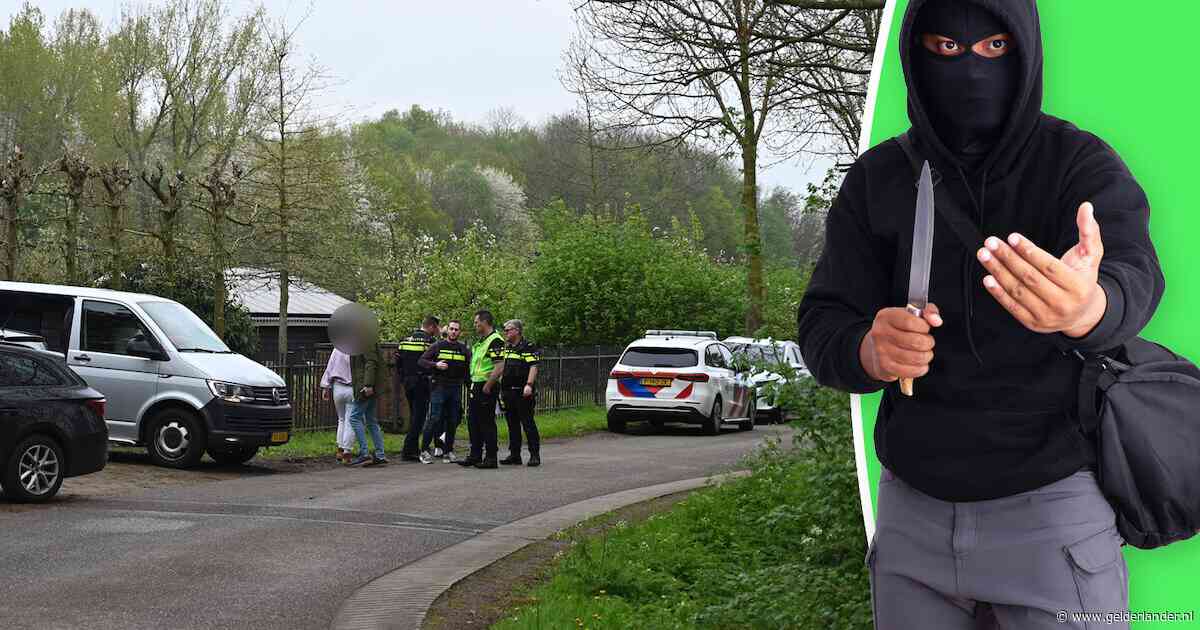 Als ze zijn bivakmuts aftrekken, blijkt de indringer met een mes een bekende: 'Verleende eerste hulp aan degene die me wil vermoorden’