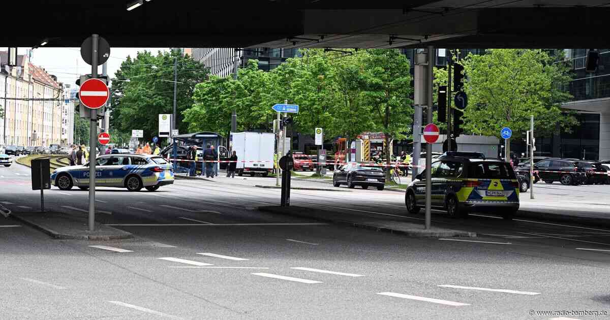 Auto fährt in Haltestelle: 22-Jährige in kritischem Zustand