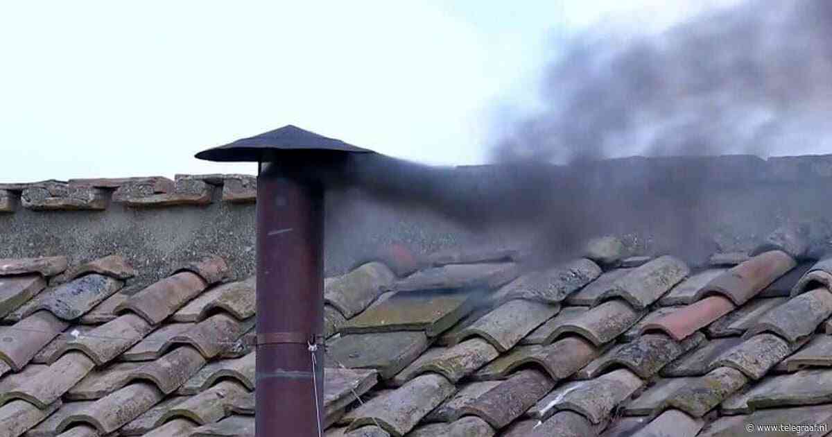 Poging twee: wederom zwarte rook bij Vaticaan