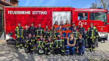 Sechzehn junge Nachwuchs-Feuerwehrler haben erfolgreich die Grundausbildung in Eitting absolviert