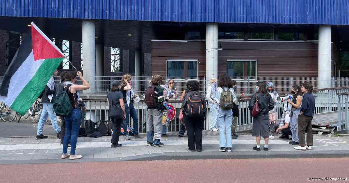 Luid protest op politiebureau Nijmegen, twintig mensen eisen vrijlating aangehouden demonstranten: ‘Blijven totdat ze vrij zijn’