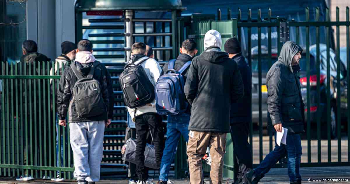 Nederland moet asielzoeker binnen zes maanden uitsluitsel geven, tenzij er teveel aanvragen zijn