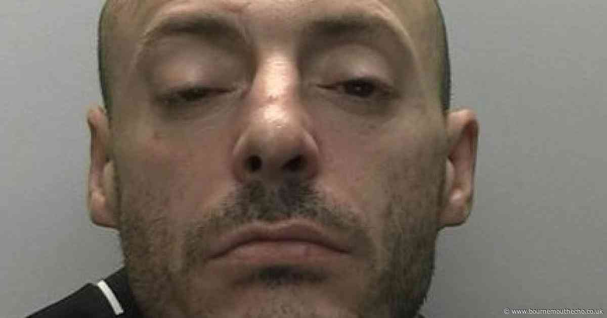 'Do not approach': Police hunt for wanted convict