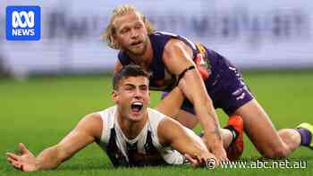 Live: Nick Daicos hampered by hip issue as knee injury forces Dockers star off