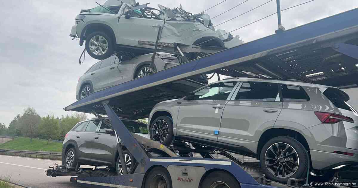 Autotransporter prallt gegen Brücke – Neuwagen zerstört