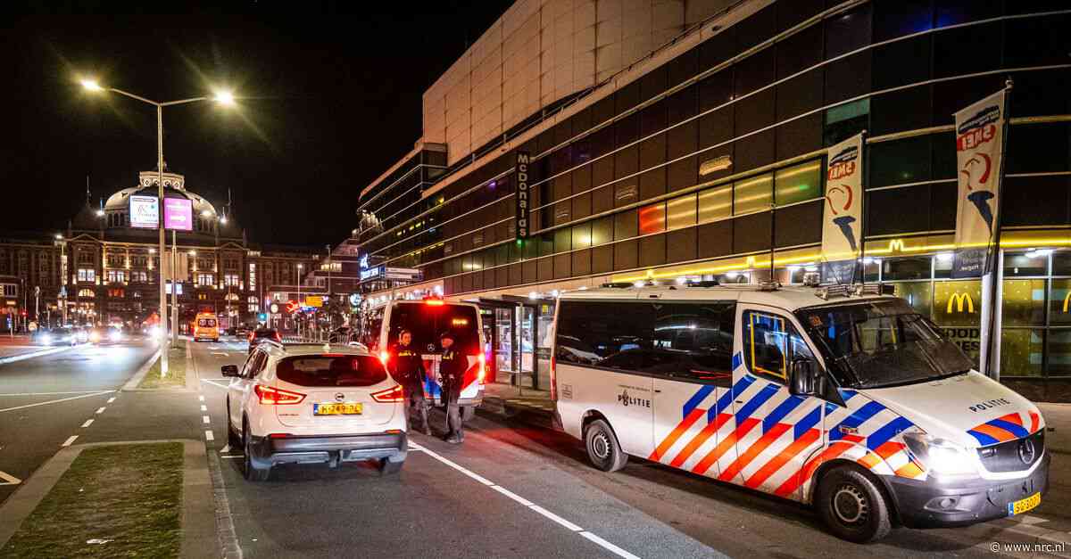 Eerste twee aanhoudingen verricht na rellen op boulevard Scheveningen