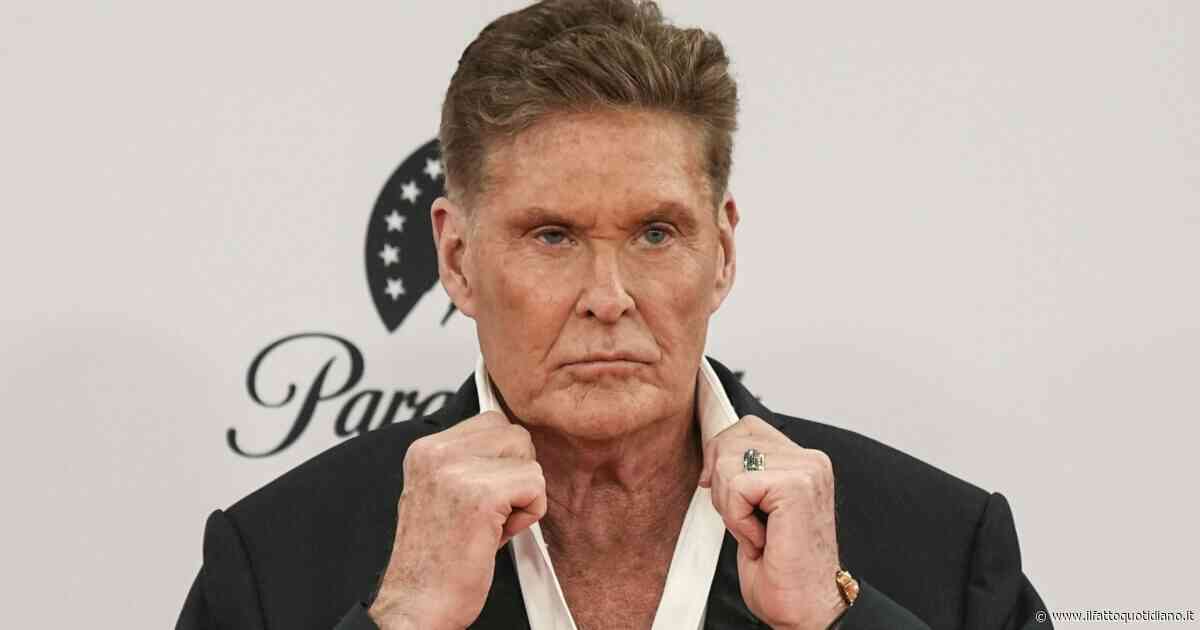 “David Hasselhoff deve sottoporsi a un intervento”: l’ex star della serie tv “Baywatch” è sulla sedia a rotelle