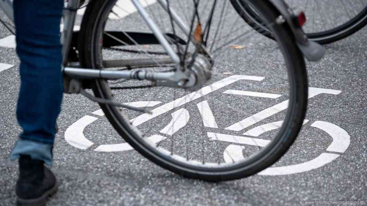 Radler kollidieren in Wolfenbüttel – einer muss ins Krankenhaus