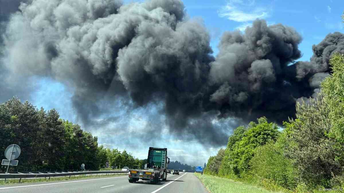 A73 in beide richtingen afgesloten door brand in woonwinkel in Horst