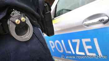 Betrunkene (31) entlässt sich selbst aus Klinik und tritt dann in Agatharied auf Polizist ein