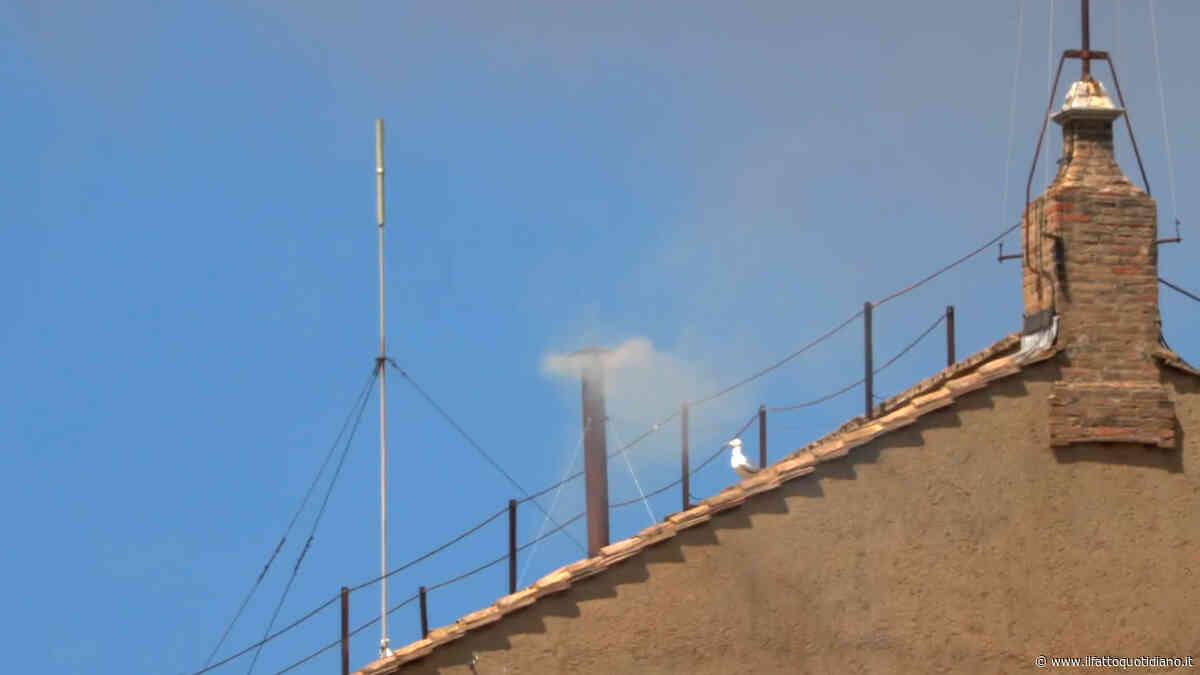 Conclave, fumo bianco dal camino della Sistina: lo strano caso dopo la fumata nera – Video