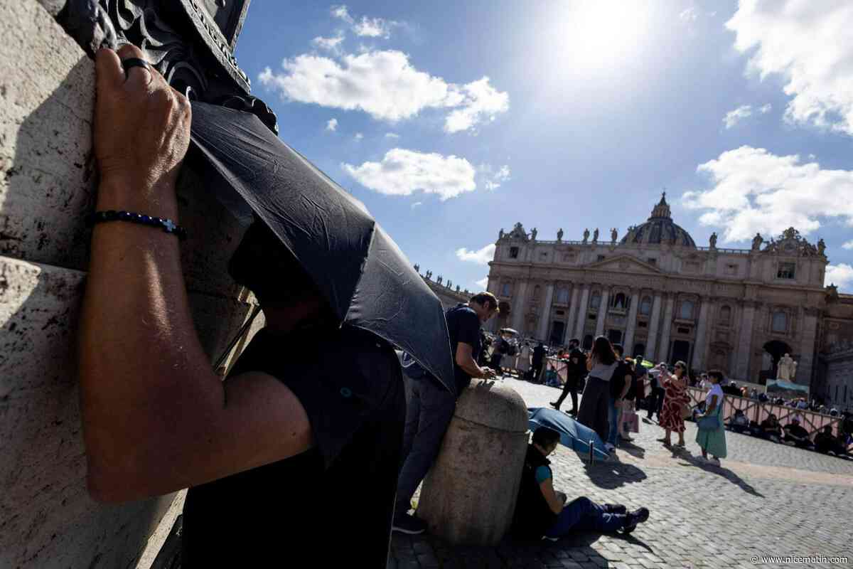 "Je pense que cet après-midi, elle sera blanche": les cardinaux recommencent à voter après la deuxième fumée noire au Vatican