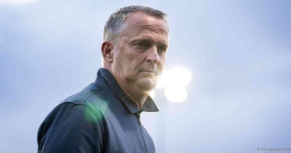 Van den Brom wacht in onzekerheid bij chaos Vitesse: ‘Misschien is dit wel mijn afscheidsinterview’