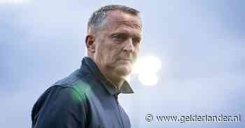 Van den Brom wacht in onzekerheid bij chaos Vitesse: ‘Misschien is dit wel mijn afscheidsinterview’