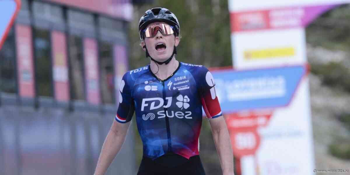 Demi Vollering kraakt tegenstand op Lagunas de Neila en pakt leiding in Vuelta Femenina